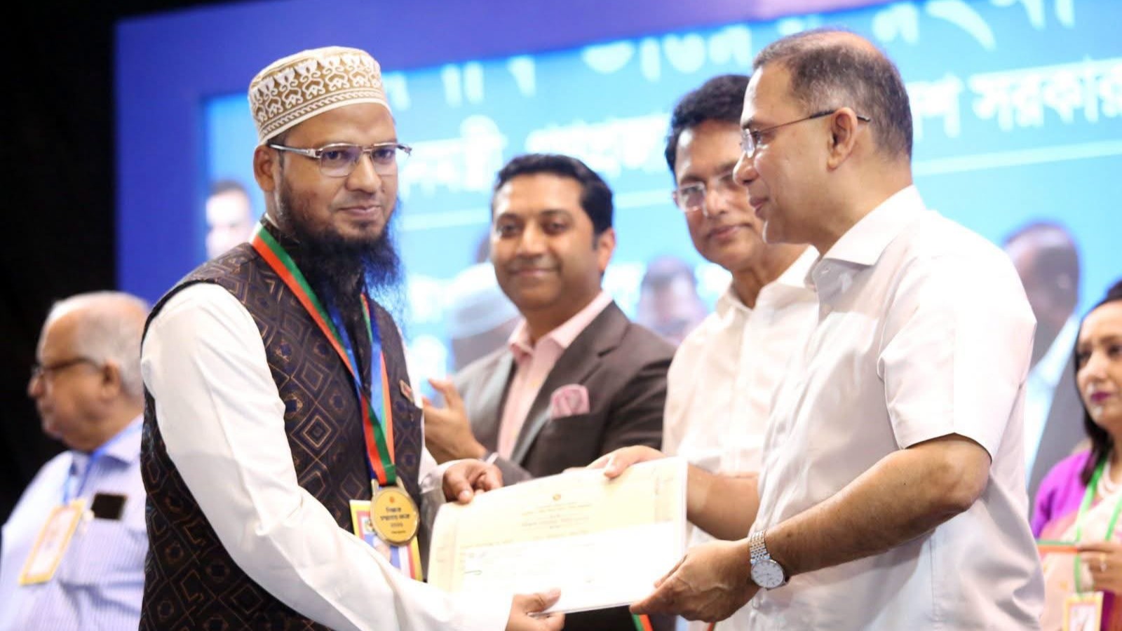 প্রধানমন্ত্রীর হাত থেকে ‘শ্রেষ্ঠ গুণী শিক্ষক’ সম্মাননা পেলেন পাবনার ইমরান হুসাইন